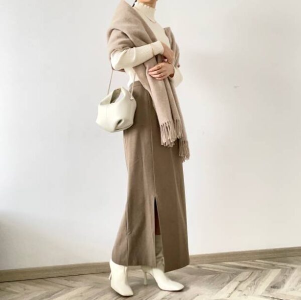 茶色のペンシルスカートとスカーフの女性